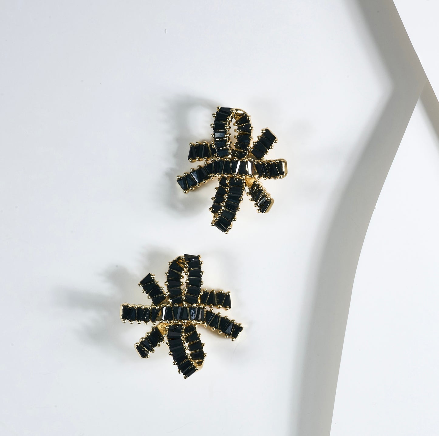 Aretes moño negro