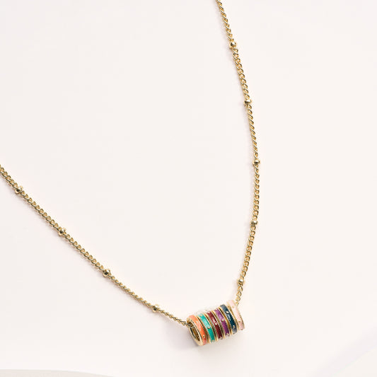 Collar con dijes de colores