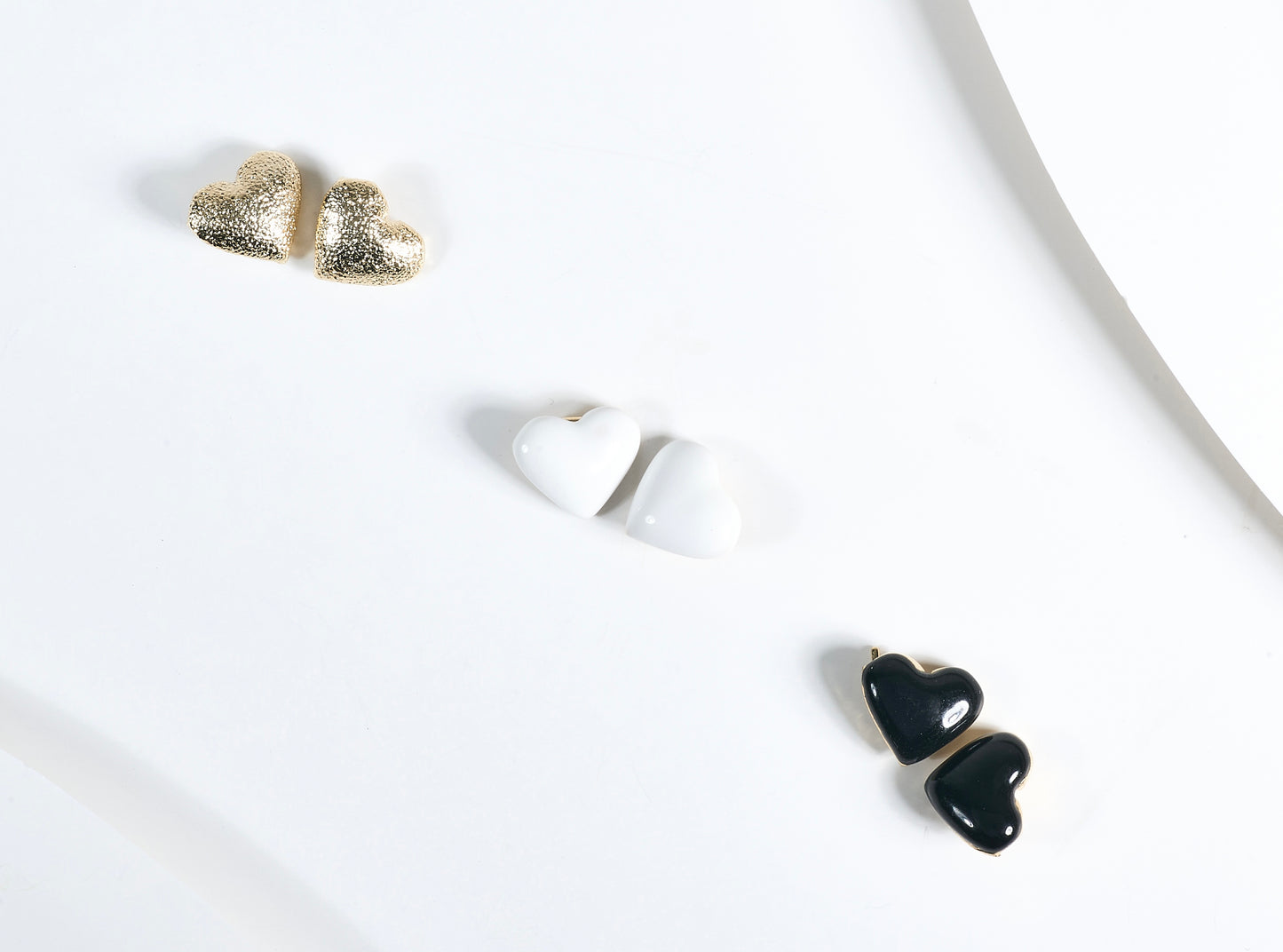 Trío de aretes de corazón