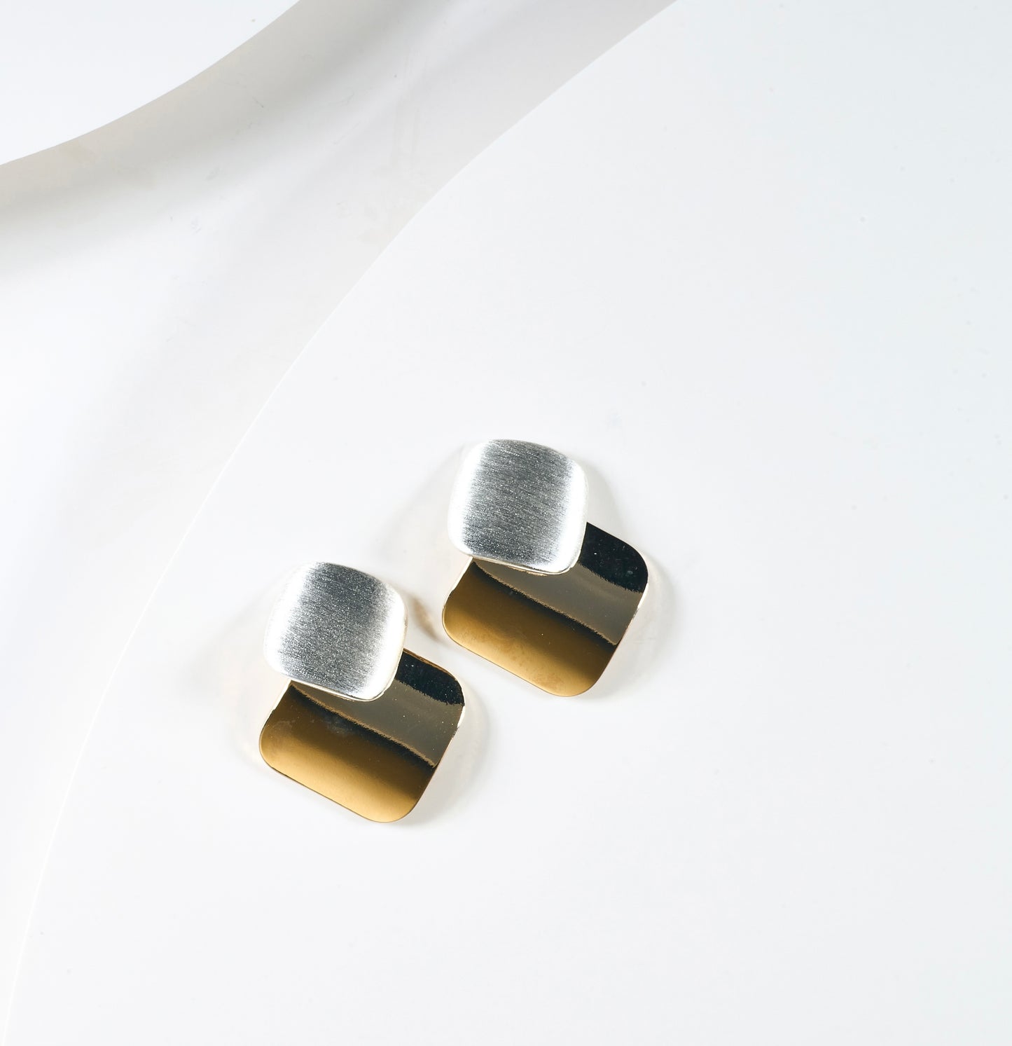 Aretes bicolor cuadrados